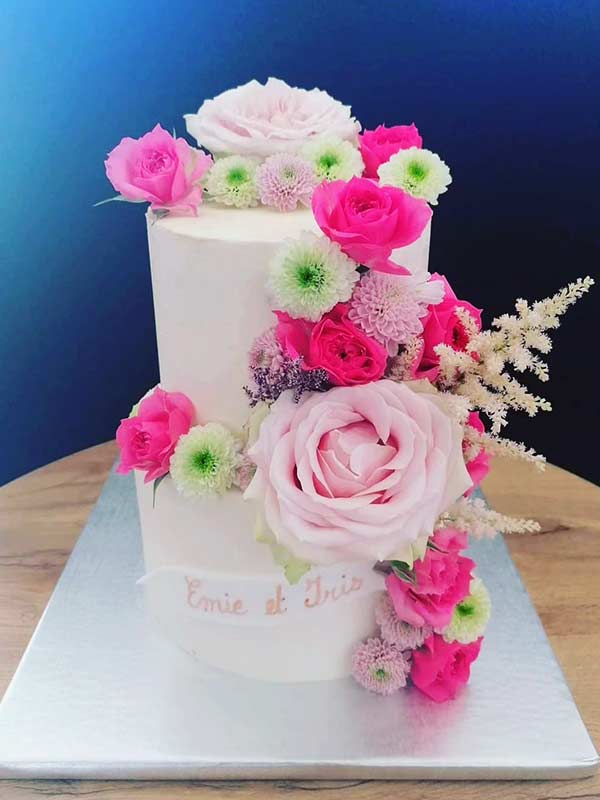 Gâteau personnalisé décoré avec des fleurs