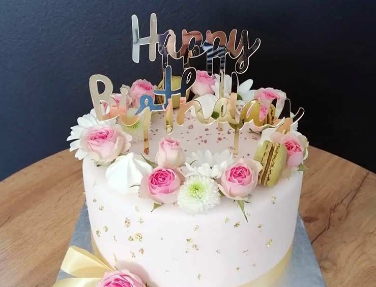 Gâteau d'anniversaire blanc avec des fleurs
